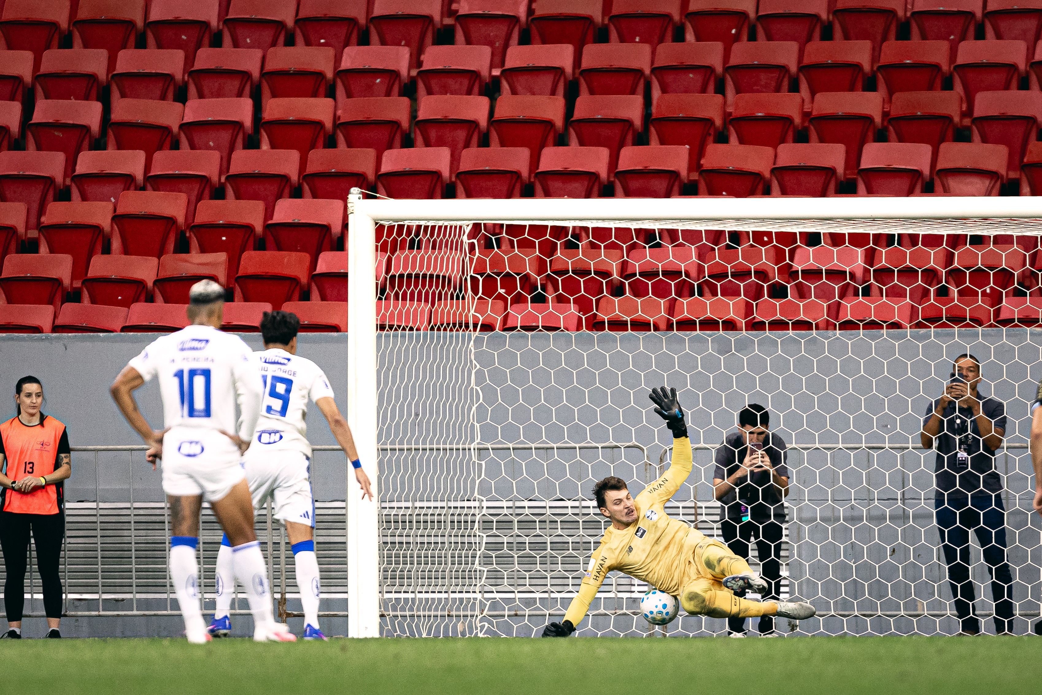 Destaque em amistoso do Grêmio, Grando elogia Weverton e avalia disputa: "Colocar uma dúvida"