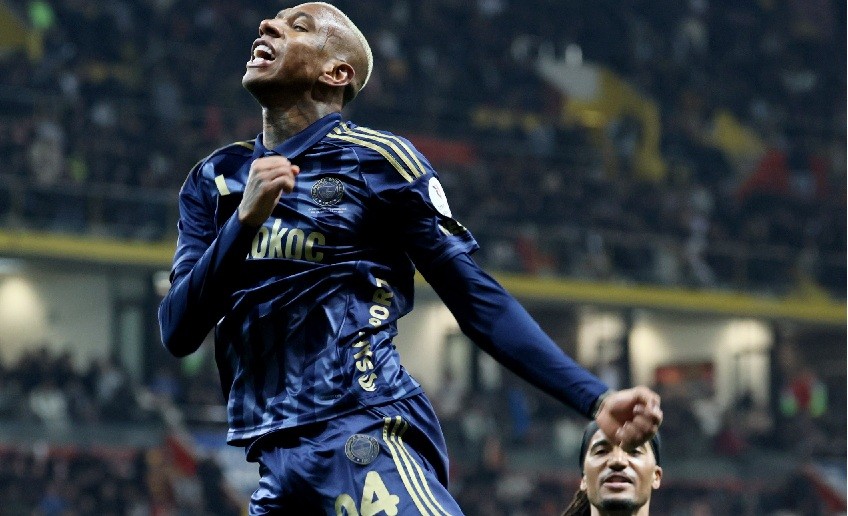 Bastidores: processo de fritura posterior a renovação fez Talisca deixar Fenerbahçe a contragosto