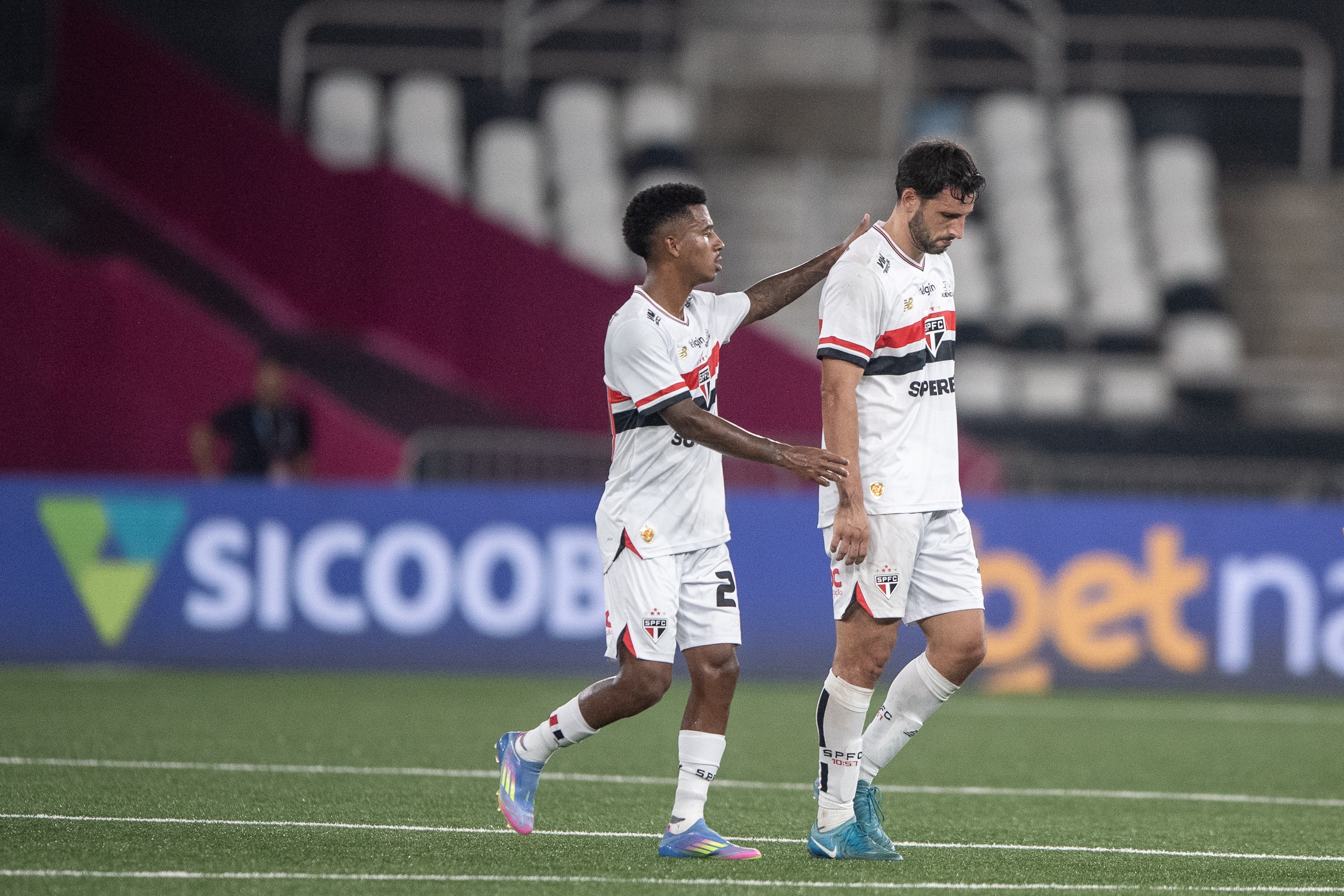 Calleri sofre lesão no joelho e pode ficar fora do São Paulo por nove meses