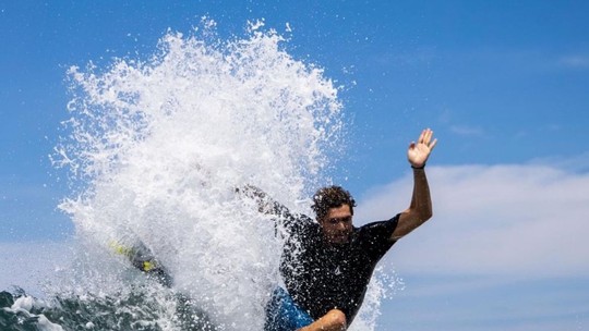 Chumbinho aparece surfando após acidente: "Longo caminho, mas muito feliz"