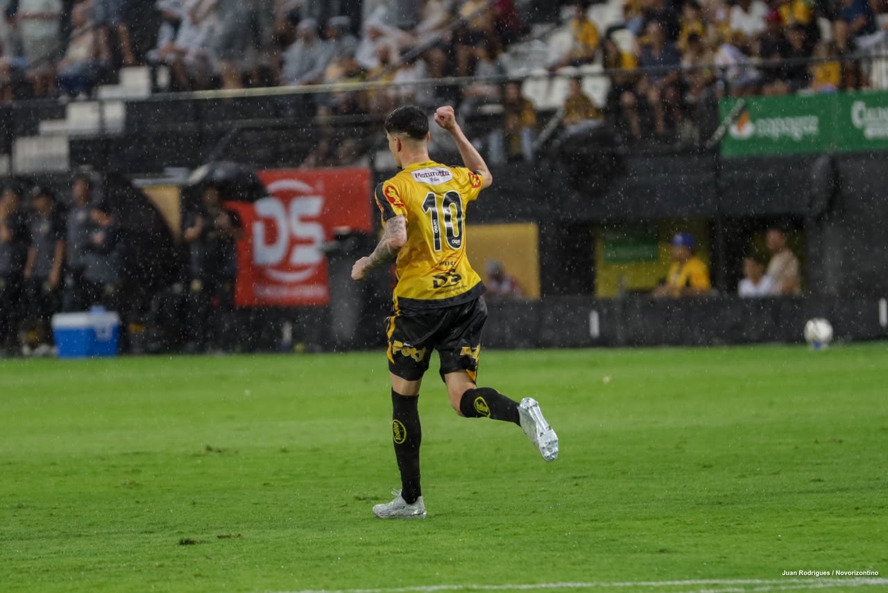Meia emprestado pelo Palmeiras perde pênalti, mas se redime com golaço na Série B; assista