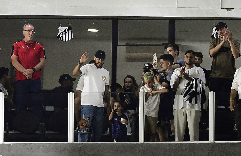 Neymar acena para a torcida na Vila Belmiro em Santos x Corinthians — Foto: Marcos Ribolli