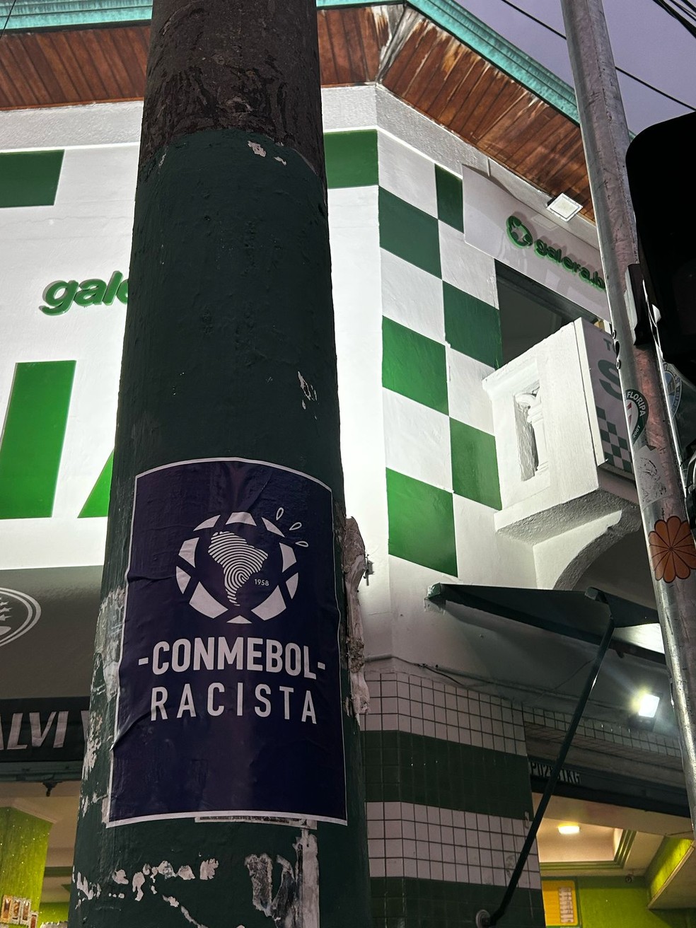 Cartaz da torcida do Palmeiras na região do Allianz Parque — Foto: Eduardo Rodrigues