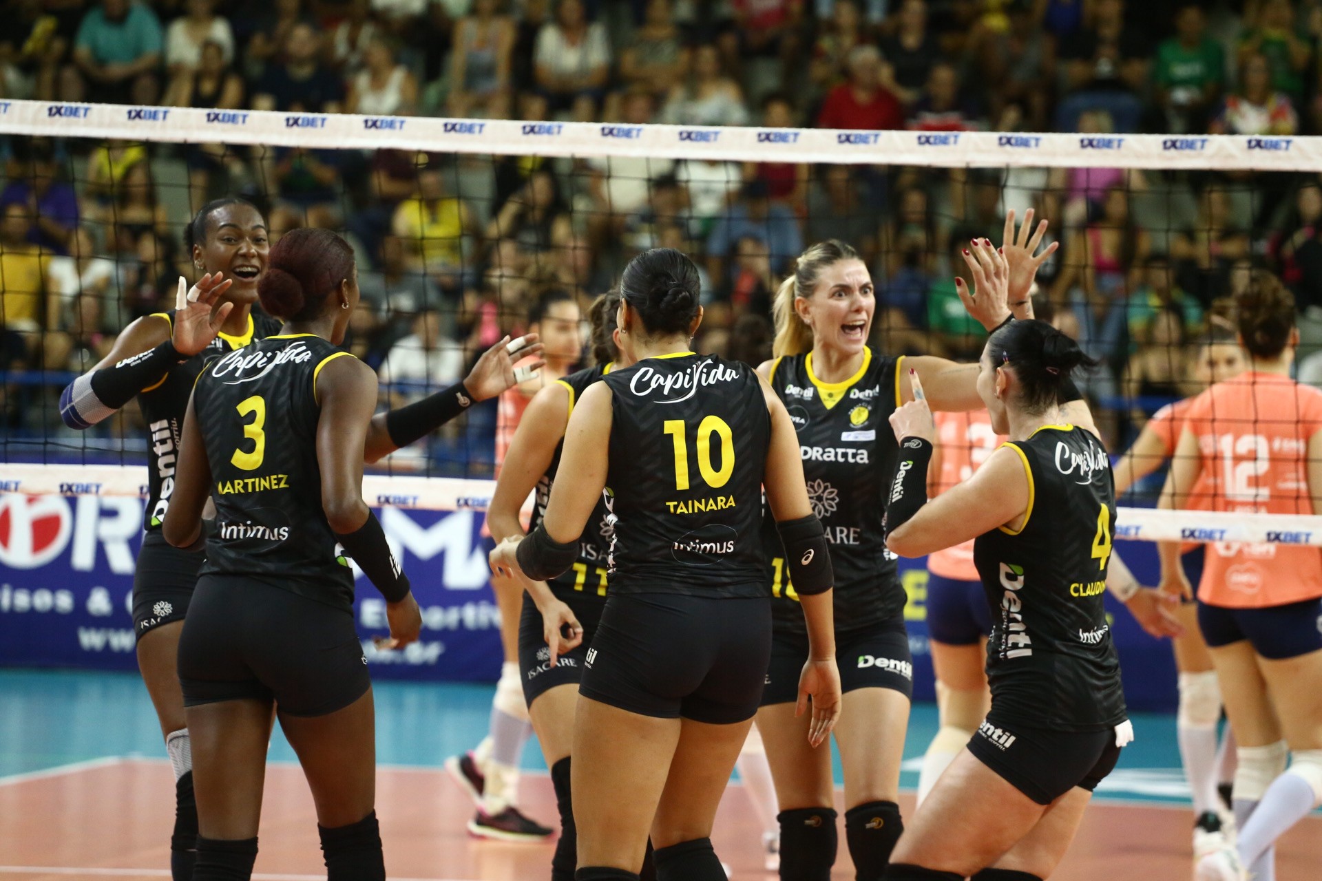 Campeãs da Superliga, Tainara e irmãs Martínez se encontram durante ...