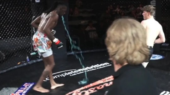 Vídeo: lutador perde por nocaute técnico por vomitar no cage - Foto: (Reprodução/Twitter)