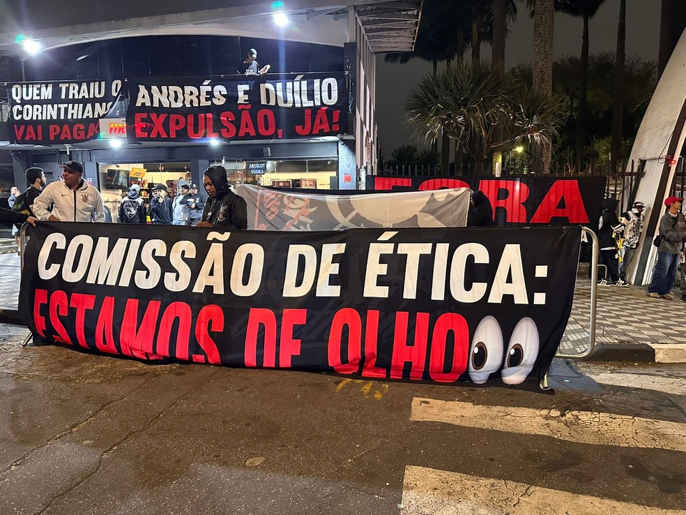 Faixas da torcida do Corinthians na porta do Parque So Jorge - Foto: Bruno Cassucci