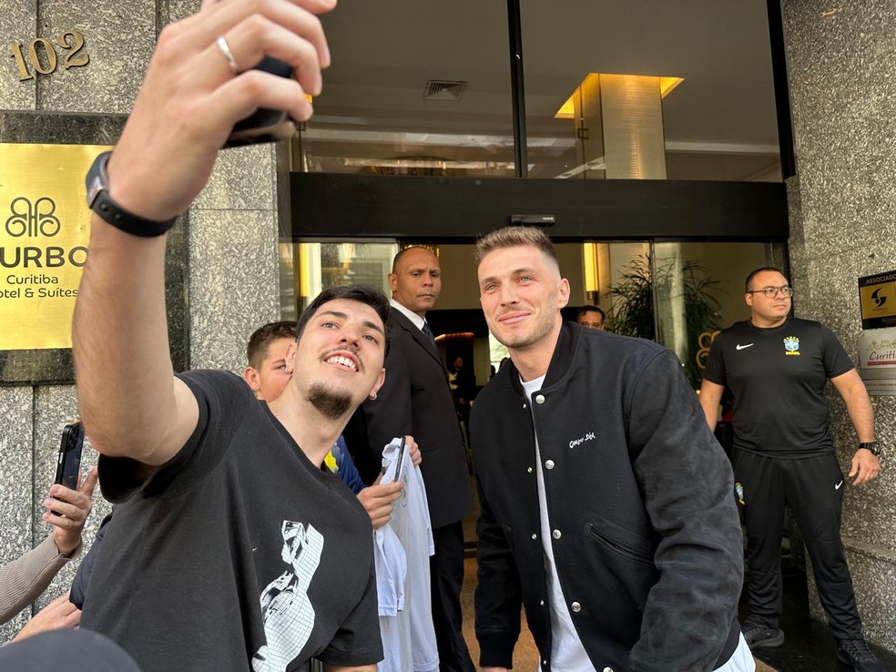 Goleiro Bento atende torcedores na chegada ao hotel da Seleção em Curitiba — Foto: Bruno Cassucci