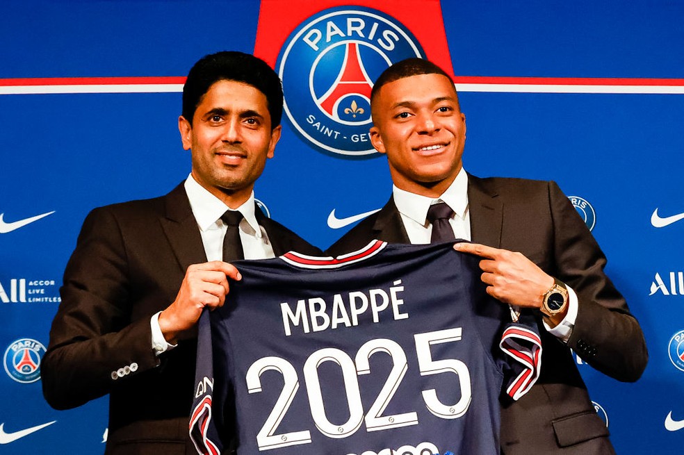 Mbappé e Al-Khelaifi posam juntos no PSG — Foto: Getty Images