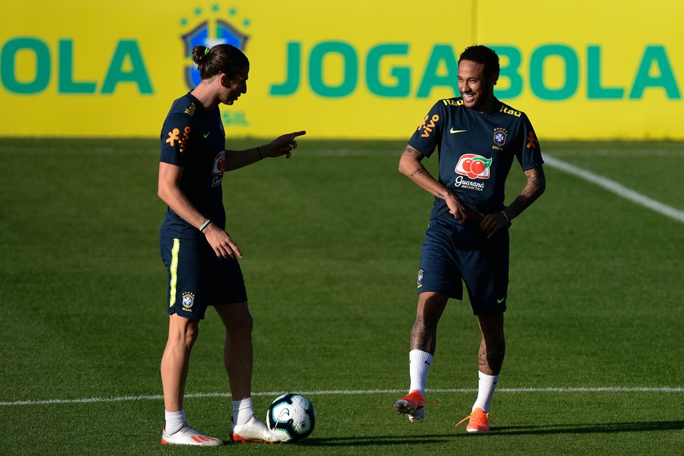 Neymar critica bola do Paulistão em concordância com Filipe Luís do Flamengo.