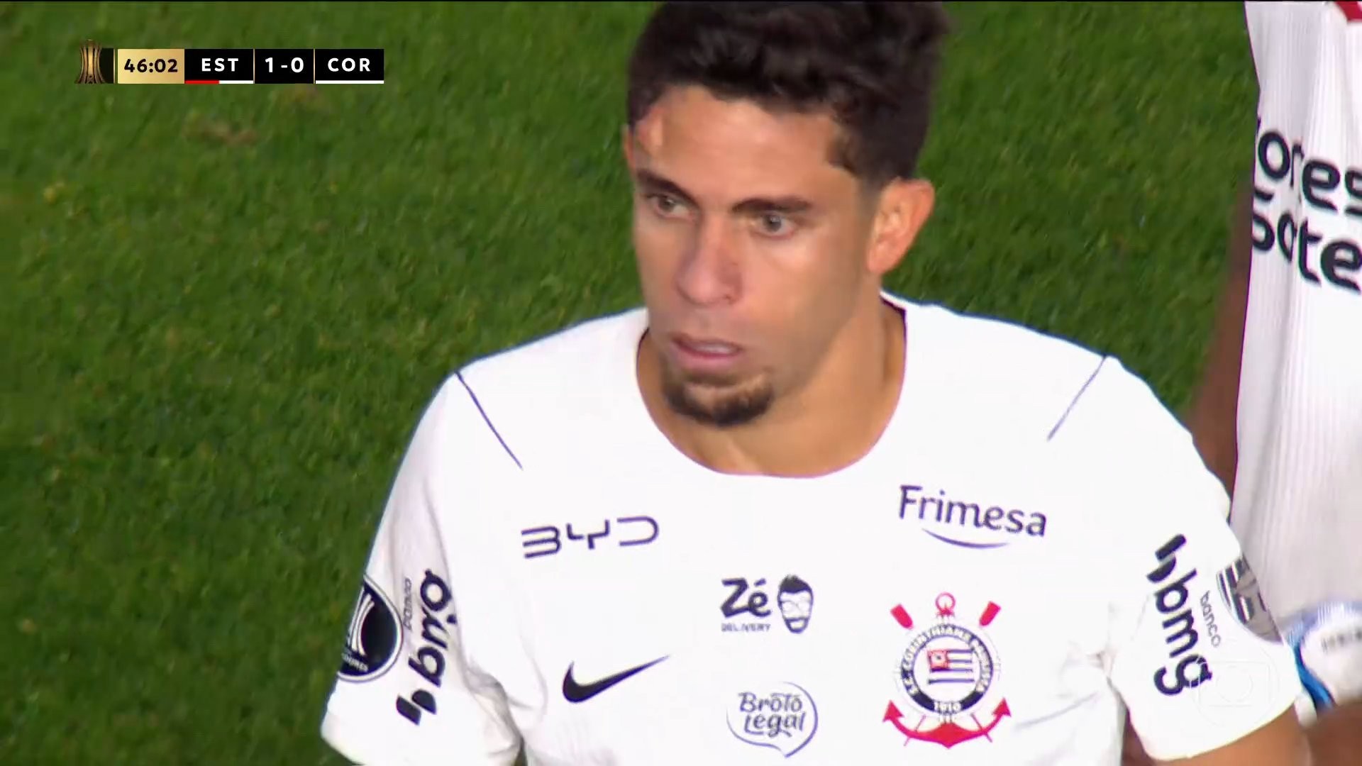 Estudiantes x Corinthians: cotovelada deixa Gabriel Paulista com galo na testa; veja o vídeo