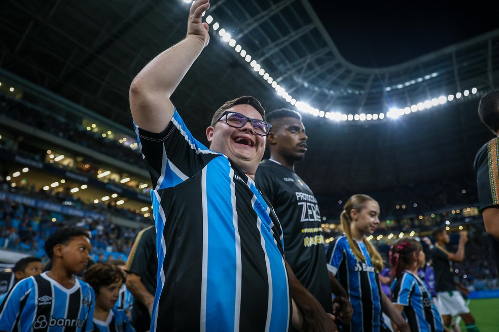 Cauan Cuzma realizou sonho de entrar em campo com jogadores — Foto: Lucas Uebel / Grêmio FBPA