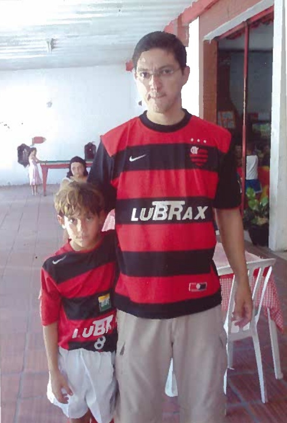 Marc�o e Pedro ainda crian�a com a camisa do Flamengo � Foto: Arquivo Pessoal