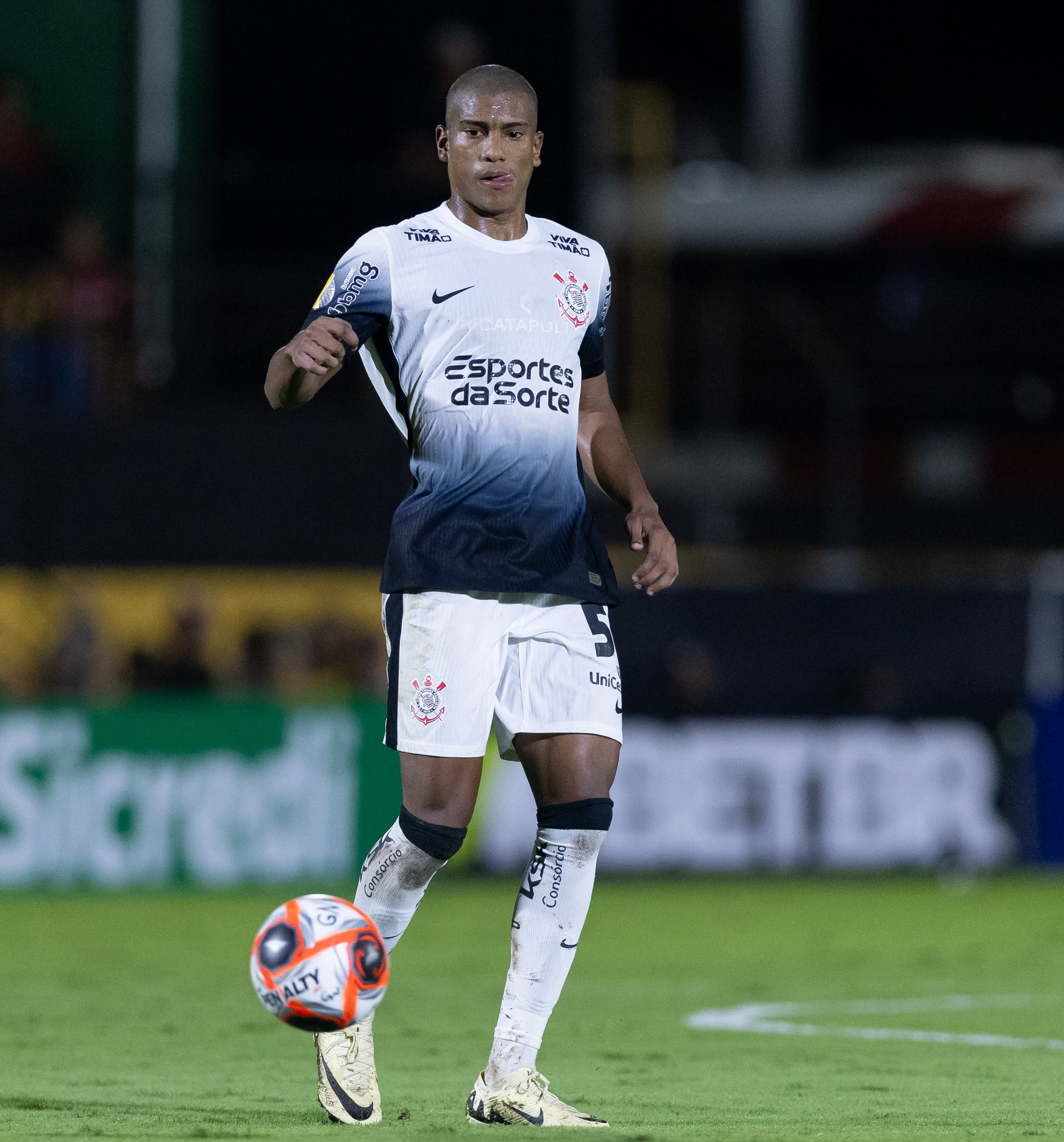 Corinthians acerta a renovação de contrato do lateral-direito Jacaré por cinco anos