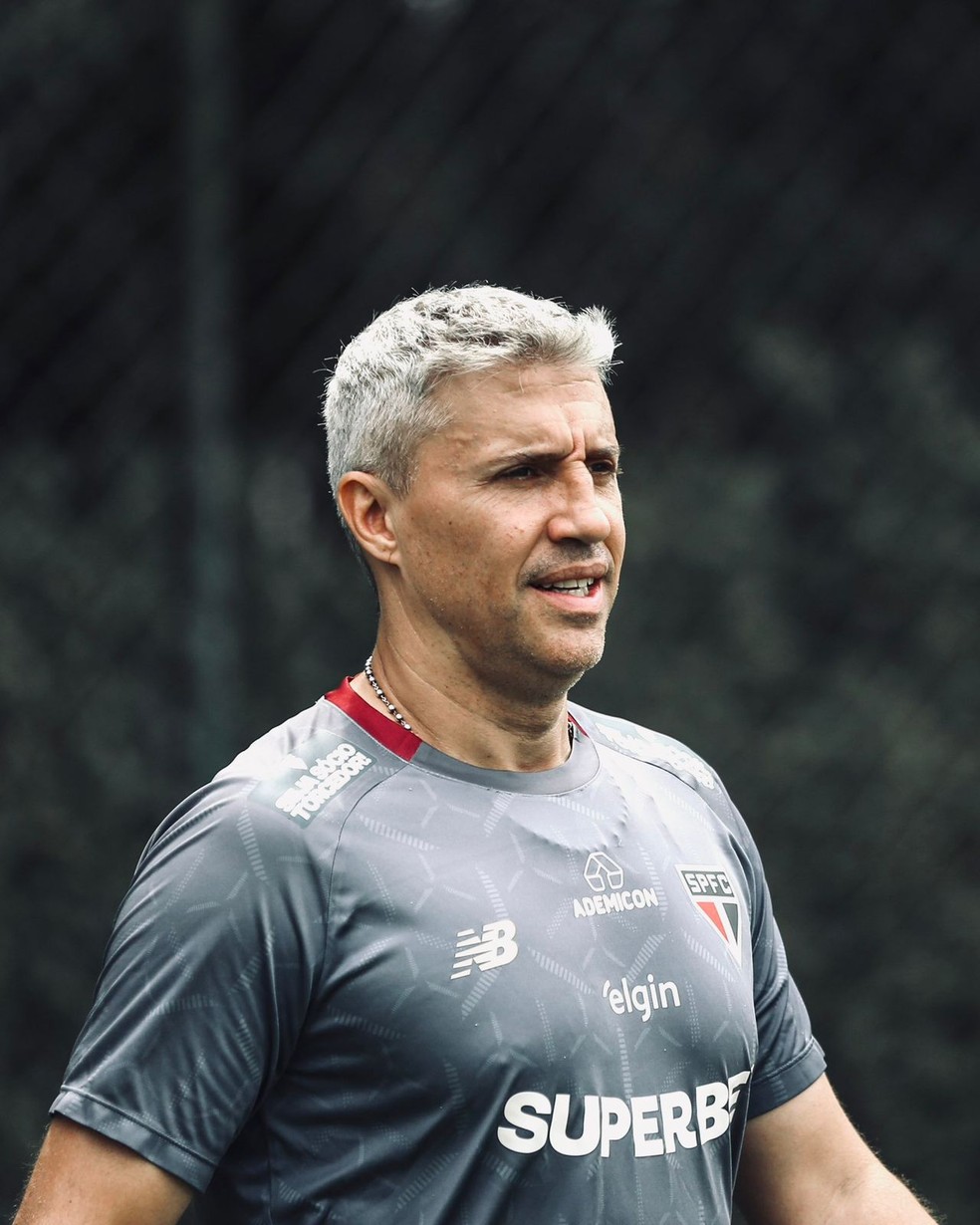 Hernán Crespo em treino do São Paulo, focado no planejamento futuro.