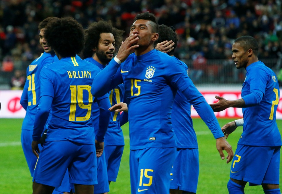 Paulinho comemora gol pelo Brasil contra a Rússia  — Foto: Sergei Karpukhin / Reuters