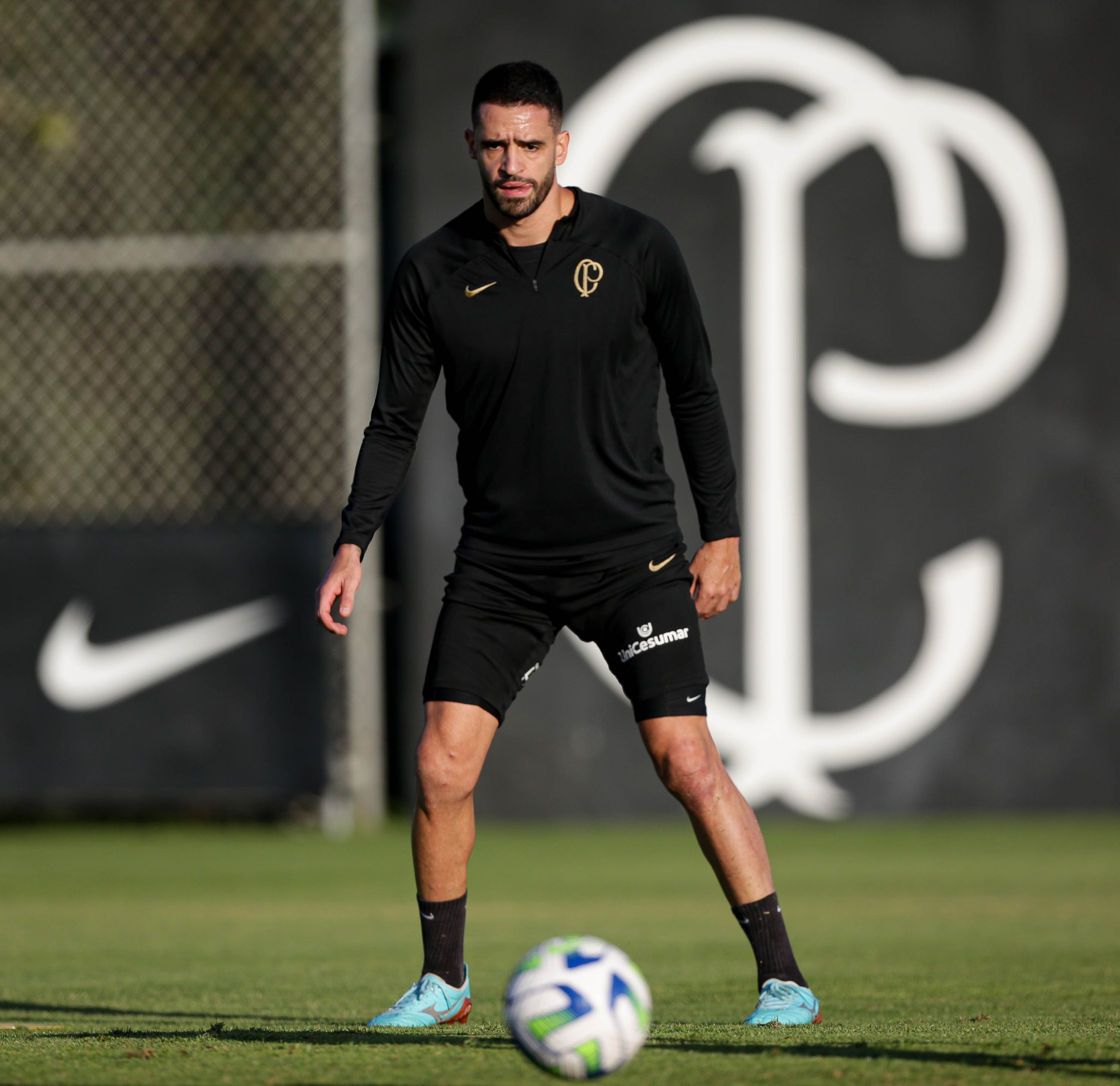 Renato Augusto e Mosquito participam de aquecimento com o elenco do ...