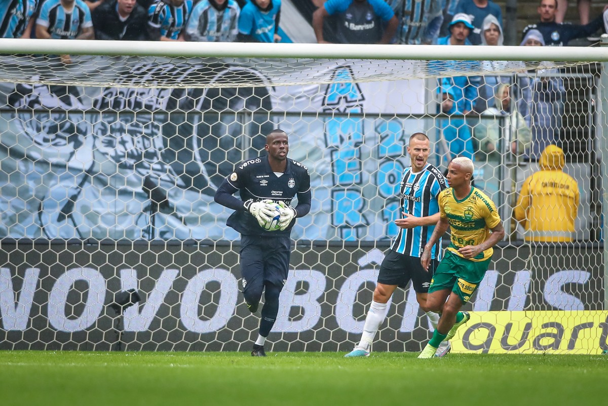 Grêmio acerta renovação com o goleiro Caíque