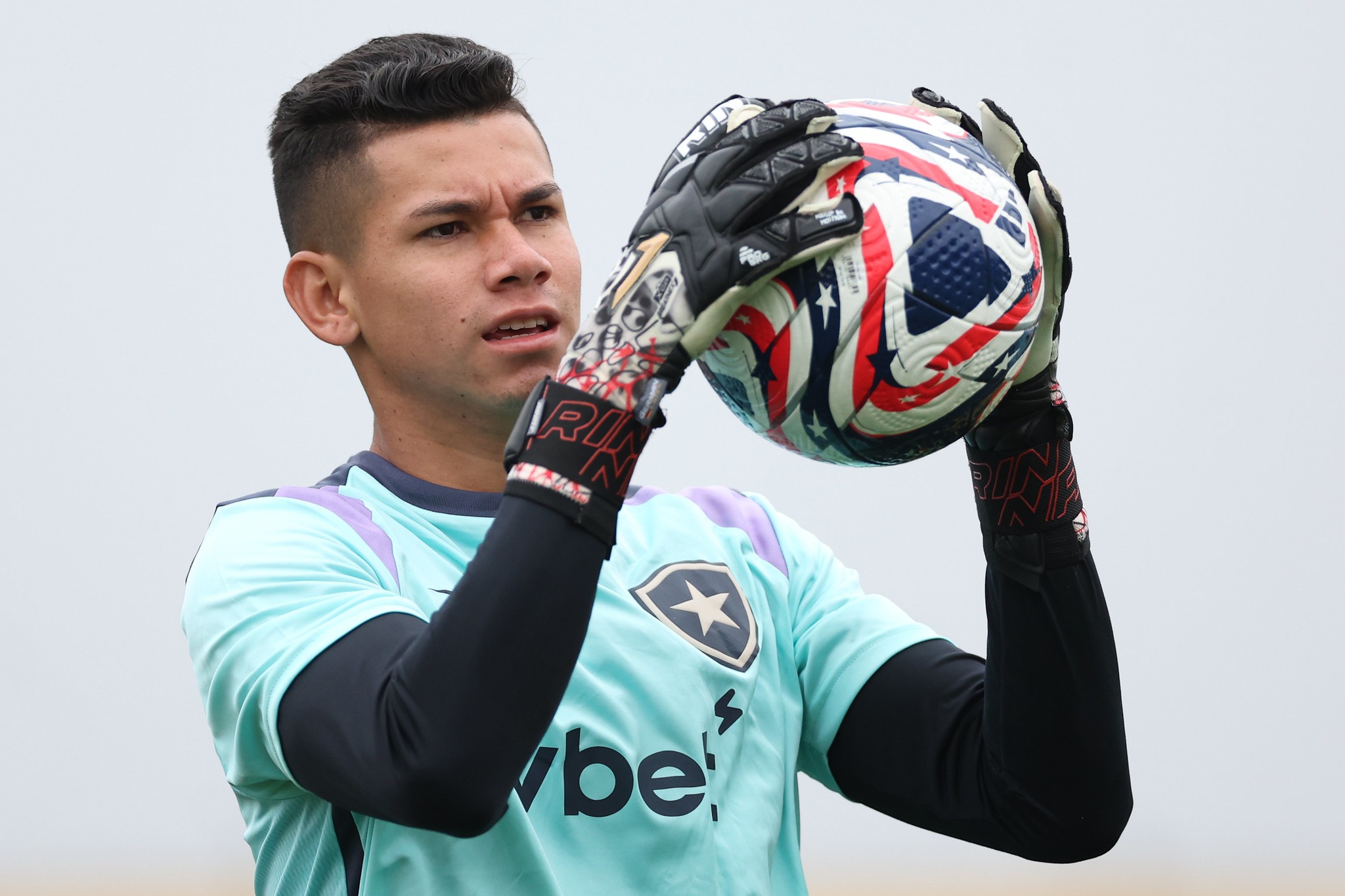 Conheça o goleiro de 19 anos do Botafogo que foi convocado para a seleção do Equador
