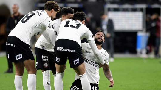 Memphis perde pênalti em eliminação do Corinthians e é vaiado; veja reações do jogador