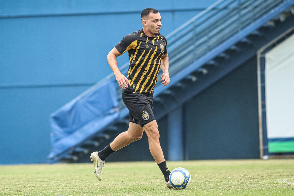 Wellington Nascimento passou sete anos no futebol internacional — Foto: João Normando/AMFC