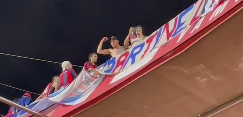 Torcedor do San Lorenzo faz gesto racista no Morumbi — Foto: Reprodução