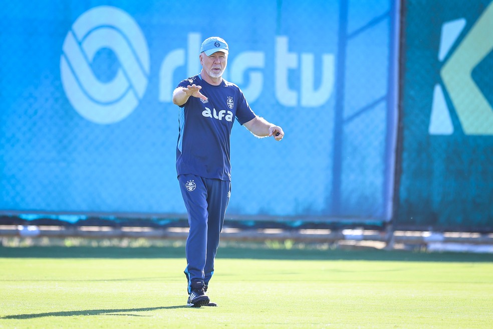 Mano Menezes em treino do Grêmio — Foto: Lucas Uebel/Grêmio FBPA