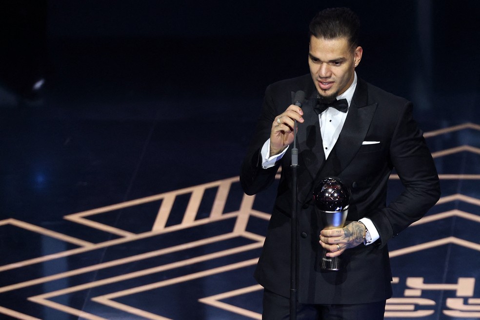 Ederson, com o prêmio Fifa The Best de melhor goleiro do mundo — Foto: Adrian Dennis/AFP
