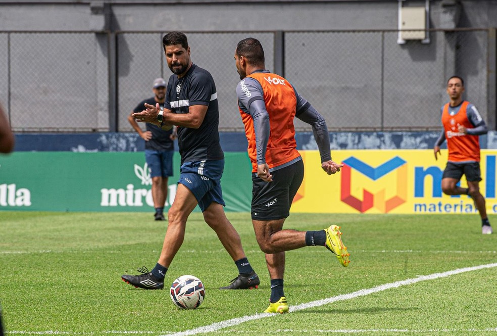 António Oliveira comanda treino no Remo — Foto: Samara Miranda / Ascom Remo