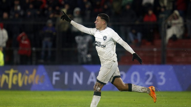 Carlos Alberto comemora gol do Botafogo contra o Patronato