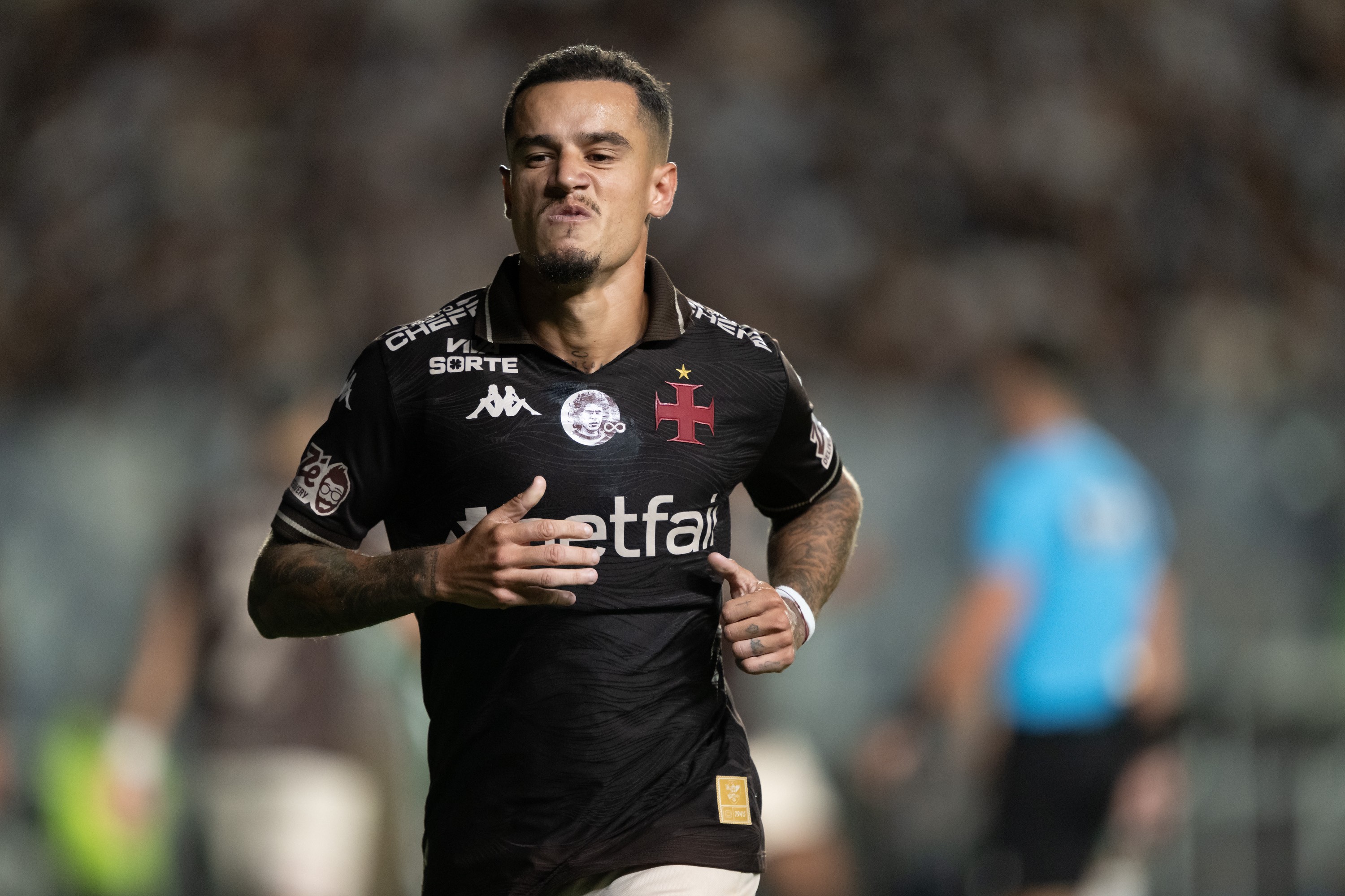 Coutinho se cobra para participar de mais gols no Vasco, e Diniz dá respaldo: 