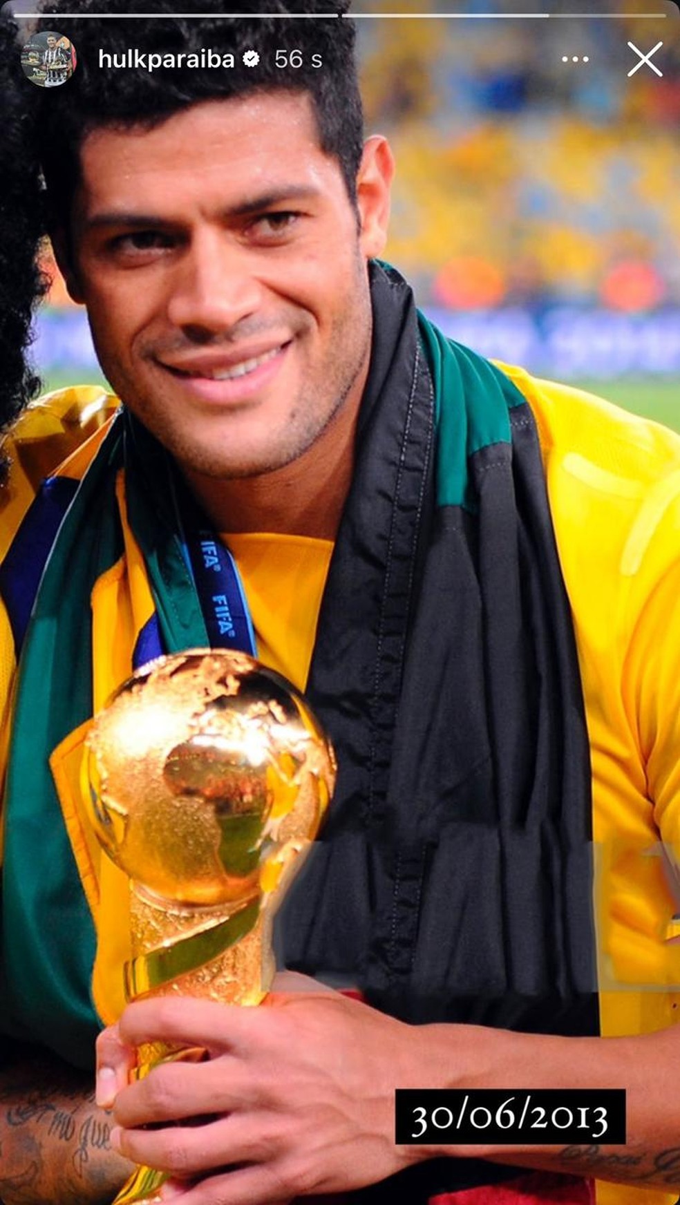 Hulk posta foto com camisa da seleção e taça de campeão da Copa das Confederações — Foto: Divulgação