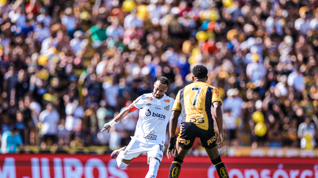 Neymar em ação no jogo do Santos contra o Novorizontino