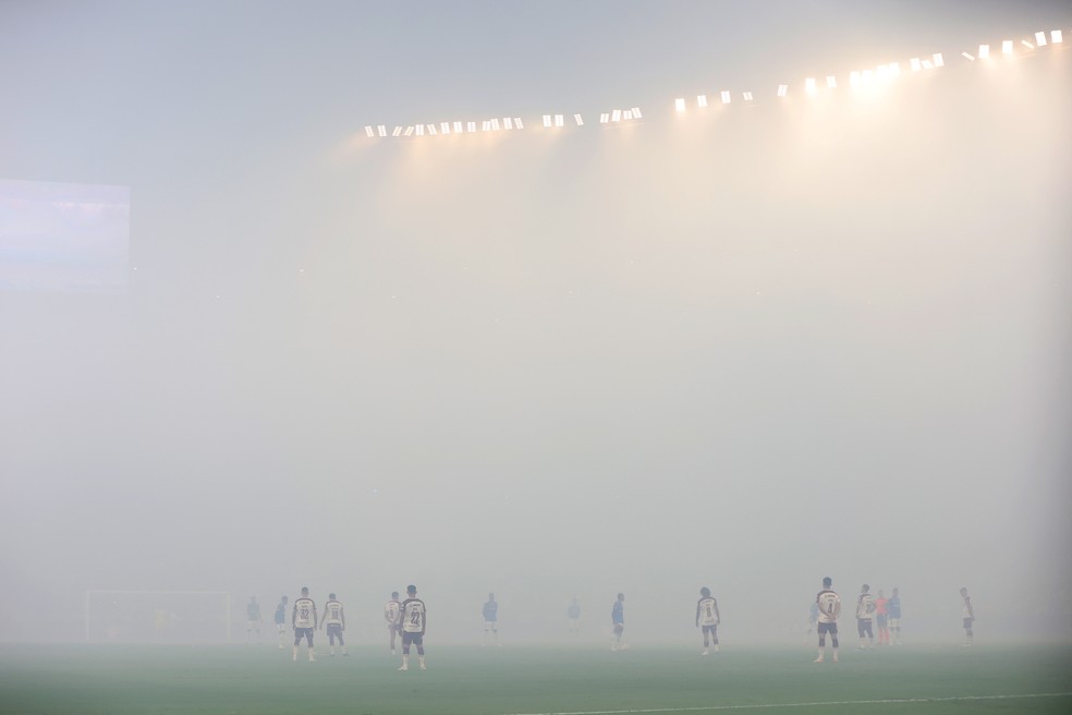 Fumaça de sinalizadores atrasa início de Cruzeiro x Lanús no Mineirão — Foto: Gilson Lobo/Getty Images