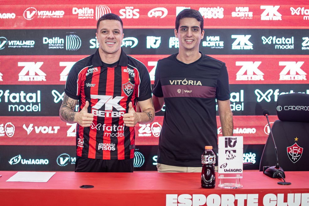 Kayzer é apresentado ao lado do diretor de futebol Manoel Tanajura Neto — Foto: Victor Ferreira/EC Vitória