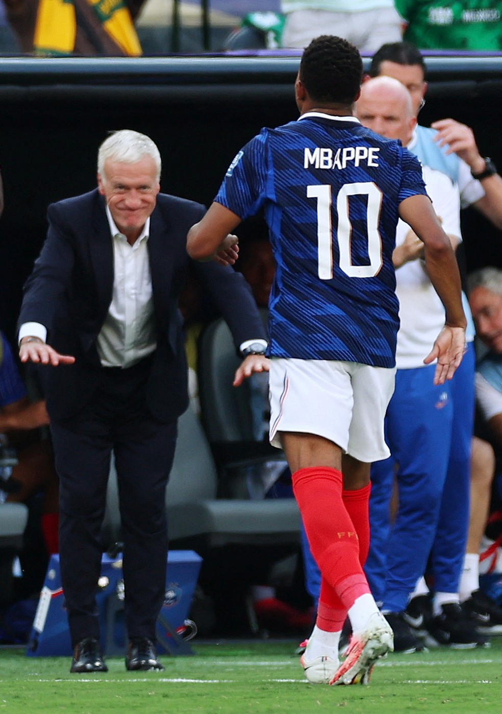 Deschamps presta reverência a Mbappé