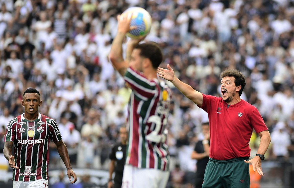 Fernando Diniz, do Fluminense, no jogo contra o Corinthians  Foto: Marcos Ribolli