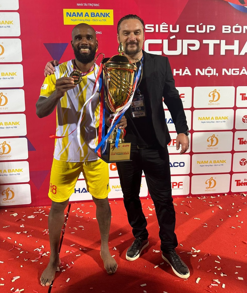 Luiz Antonio e Velizar Popov campeões da Supercopa do Vietnã — Foto: Arquivo Pessoal