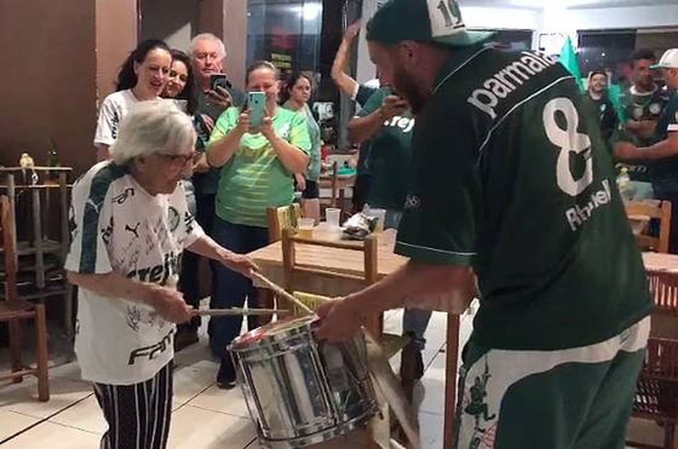 Vovó Antônia participa da festa com palmeirenses de Pato Branco — Foto: Arquivo Pessoal