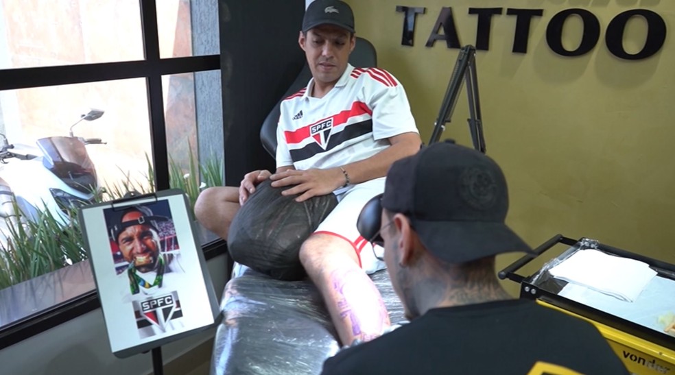 Torcedor são-paulino faz tatuagem do rosto de Lucas Moura — Foto: Alex Cardim/EPTV