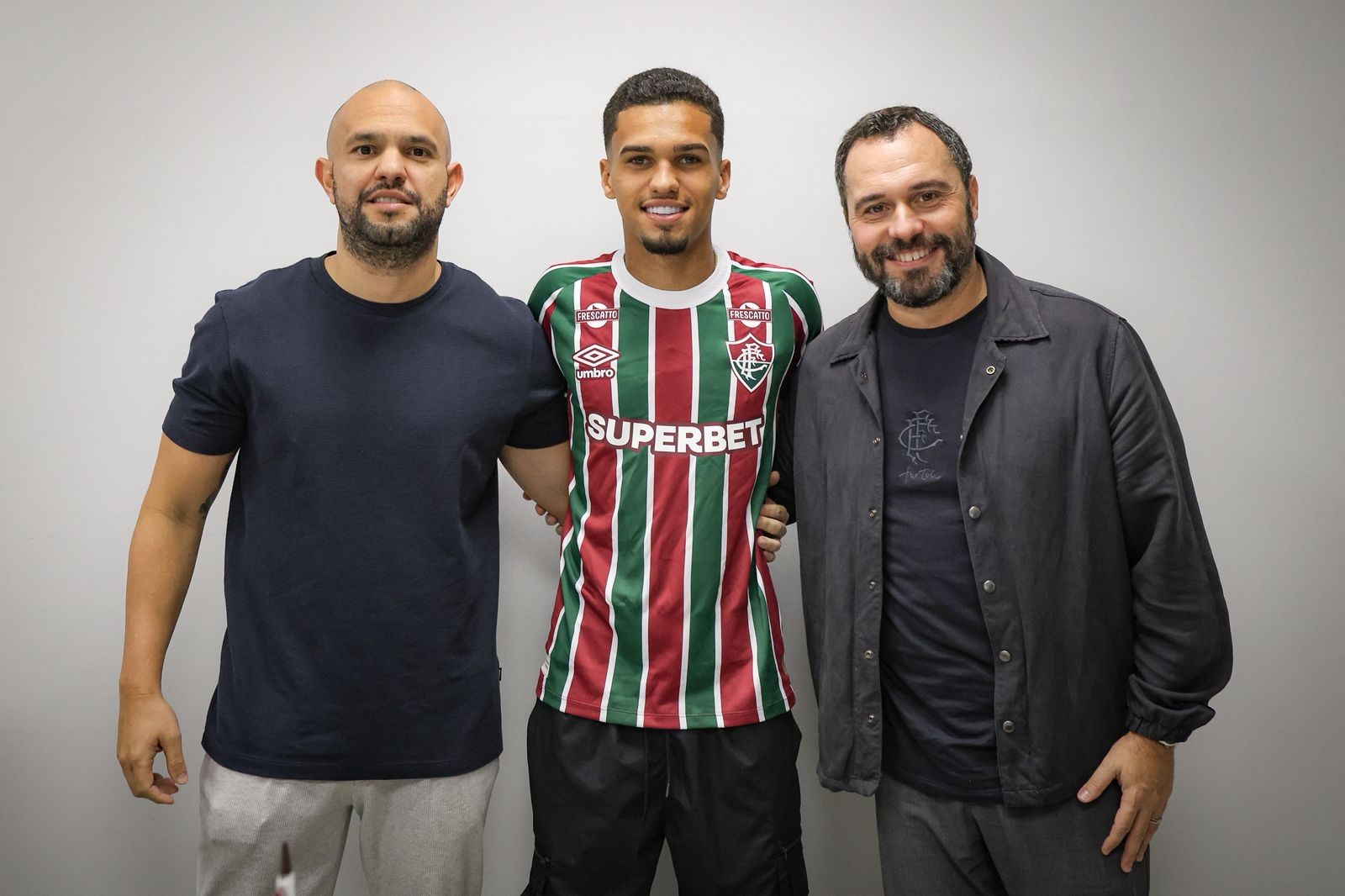 Fluminense anuncia renovação de Riquelme Felipe até agosto de 2030