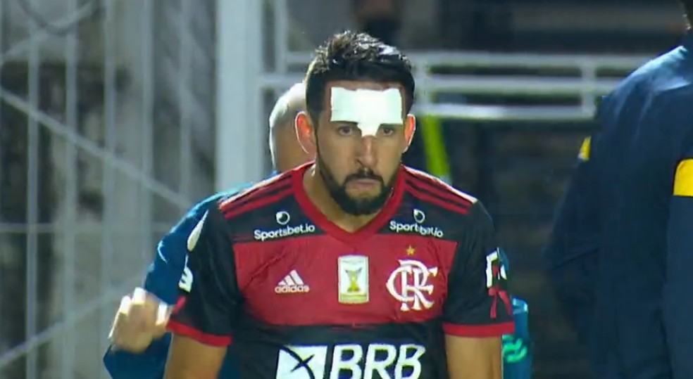 Isla, do Flamengo, sofre pisada no rosto, fica ensanguentado e recebe  curativo inusitado, flamengo