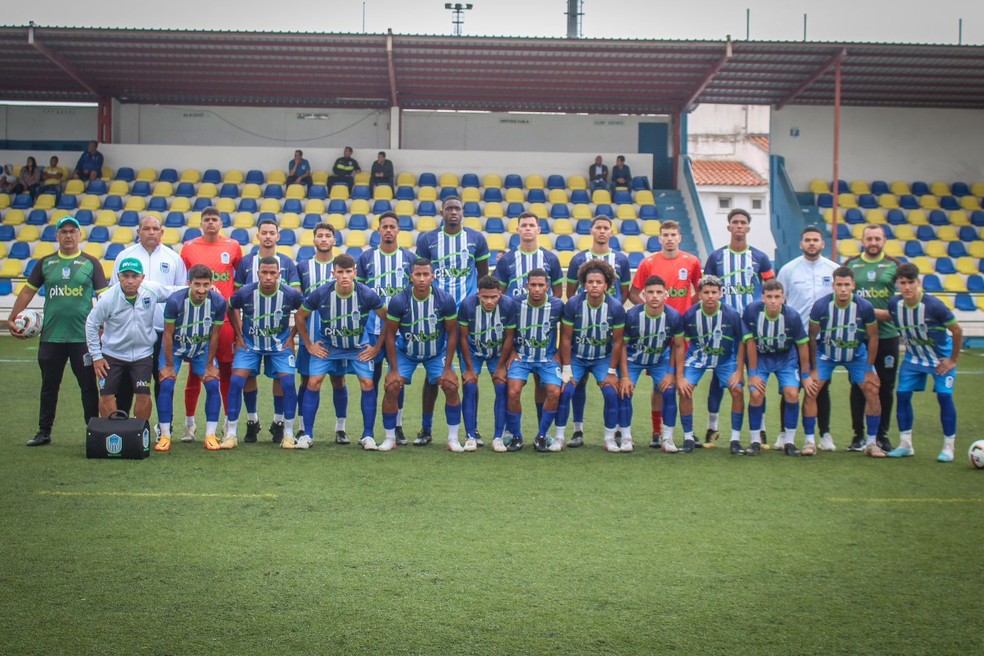 Equipe do Serra Branca em campo para partida amistosa contra o time Sub-20 do Elvas, em Portugal — Foto: Cassiano Cavalcanti / Serra Branca