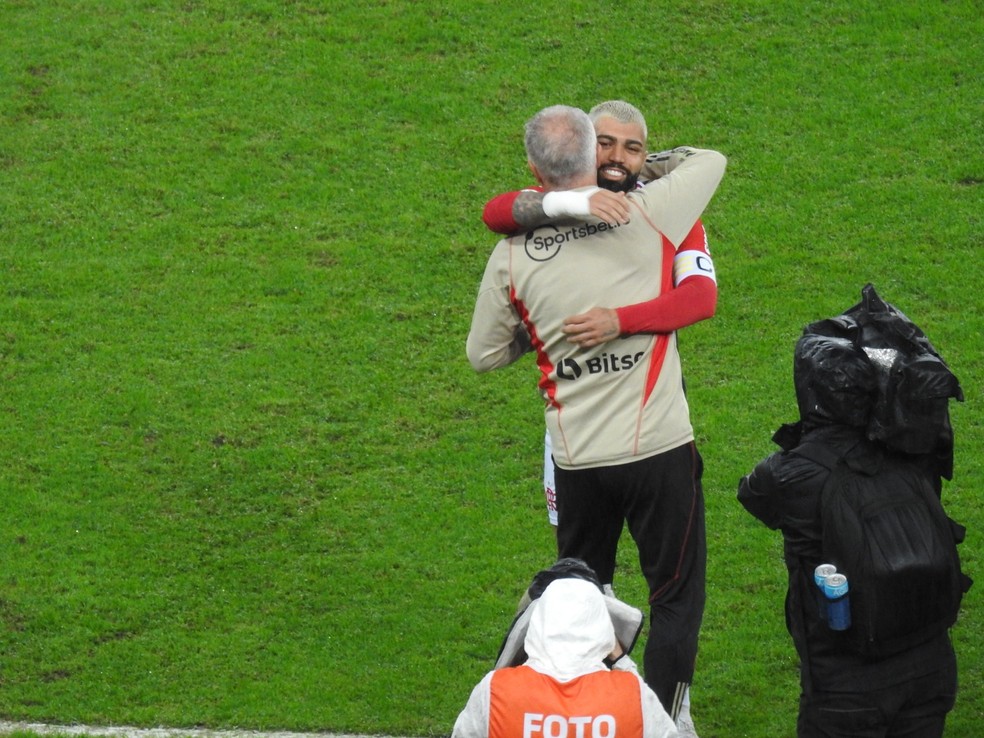 Gabigol abraça Dorival em Flamengo x São Paulo — Foto: Fred Gomes