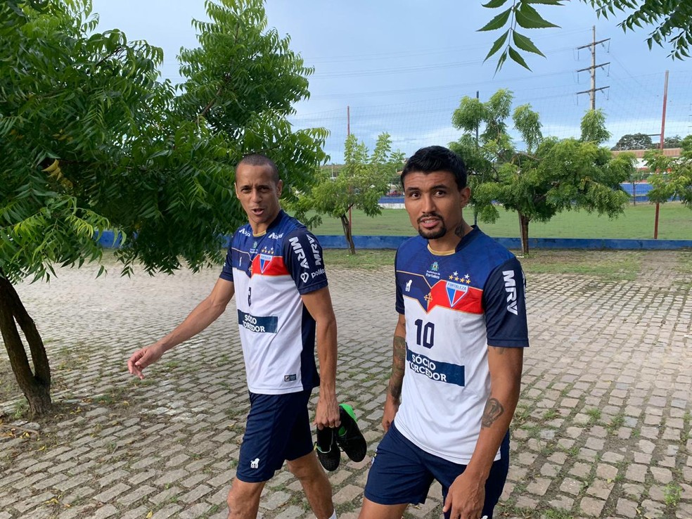 Derley e Kieza vestindo a camisa do Fortaleza — Foto: Lucas Catrib
