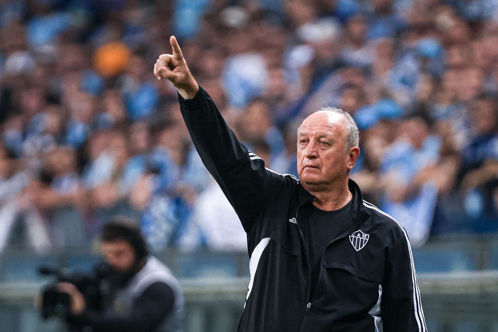Felipão, técnico do Atlético-MG, orienta o time no jogo contra o Grêmio — Foto: Maxi Franzoi/AGIF