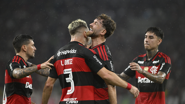 Léo Ortiz e Léo Pereira comemoram gol do Flamengo contra o Remo