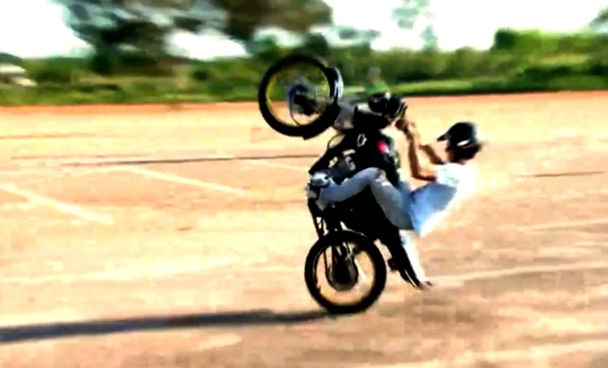 Manobras com motos podem se tornar prática esportiva em Curitiba 