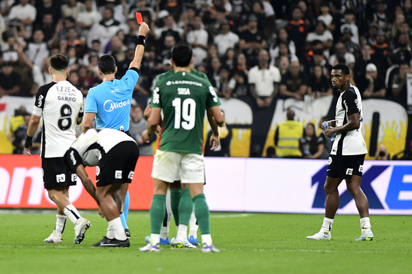 Corinthians aplica multa pesada a André após vermelho por gesto obsceno em Derby!