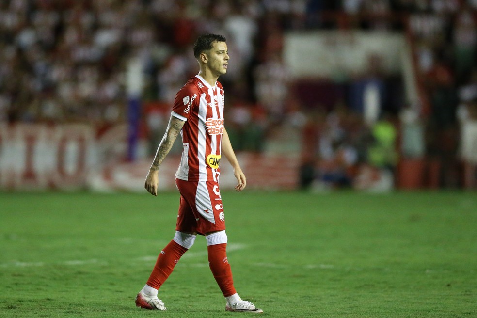 Meia Vitinho na partida do Náutico contra o Guarani, nos Aflitos