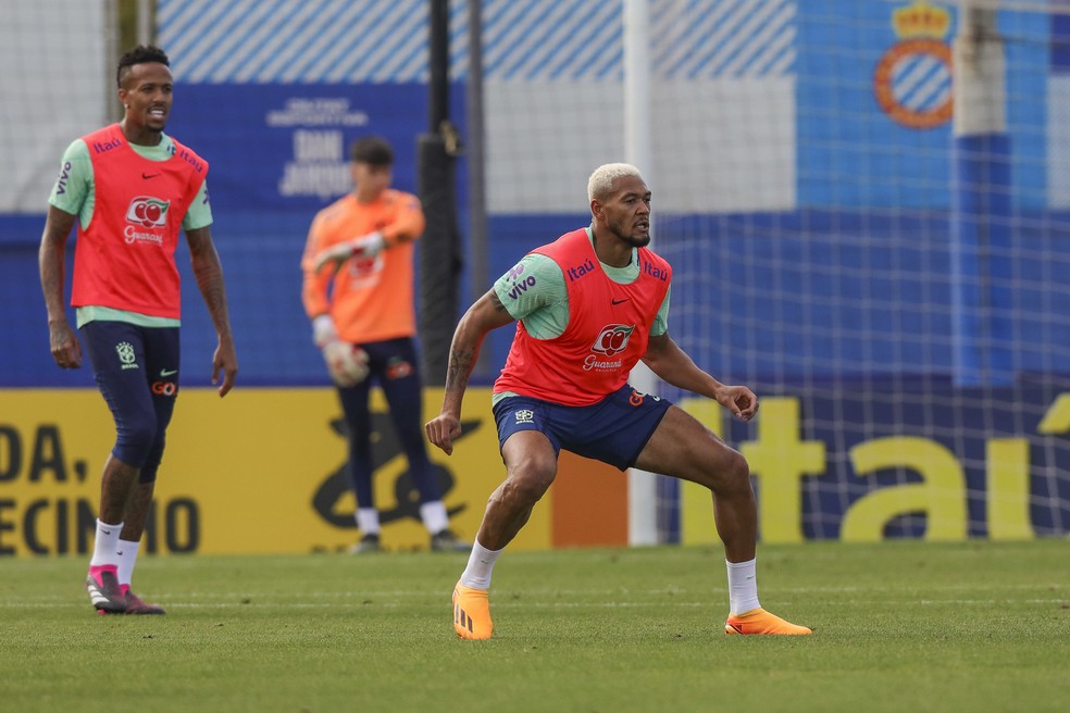 Joelinton em treino da seleção brasileira — Foto: Joilson Marconne